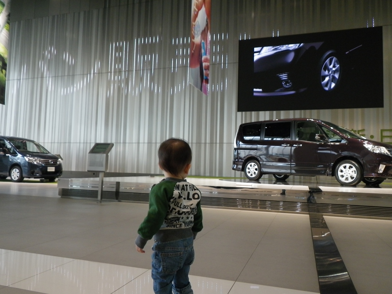 かーくん01歳07ヶ月 車がいっぱい 日産グローバル本社ギャラリー 横浜 神奈川県 の旅行記 ブログ By ぴょん太さん フォートラベル