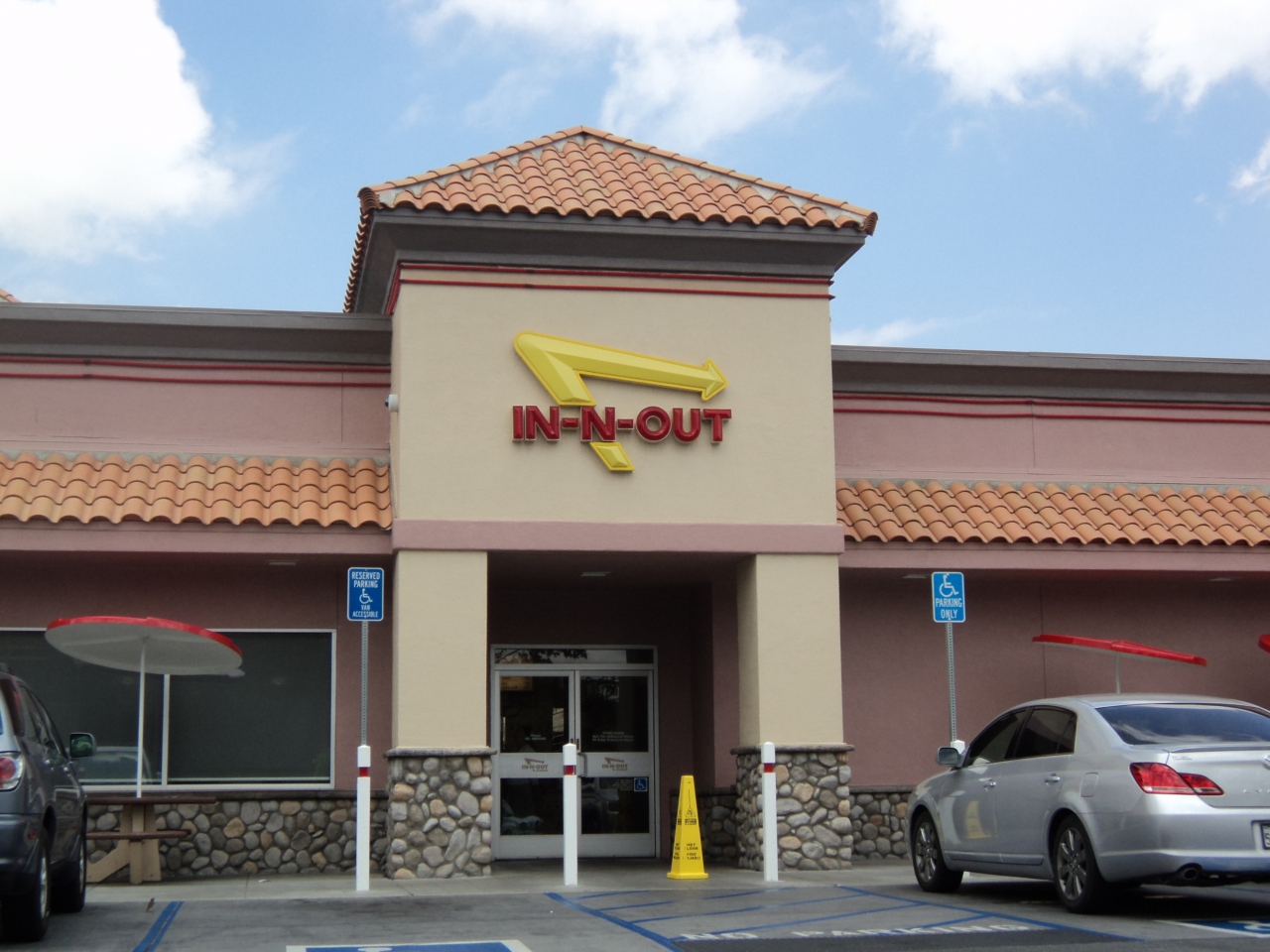 アメリカンな食事 人気ファストフード In N Out 見た目勝負なアメリカンケーキ ロサンゼルス アメリカ の旅行記 ブログ By Christieさん フォートラベル