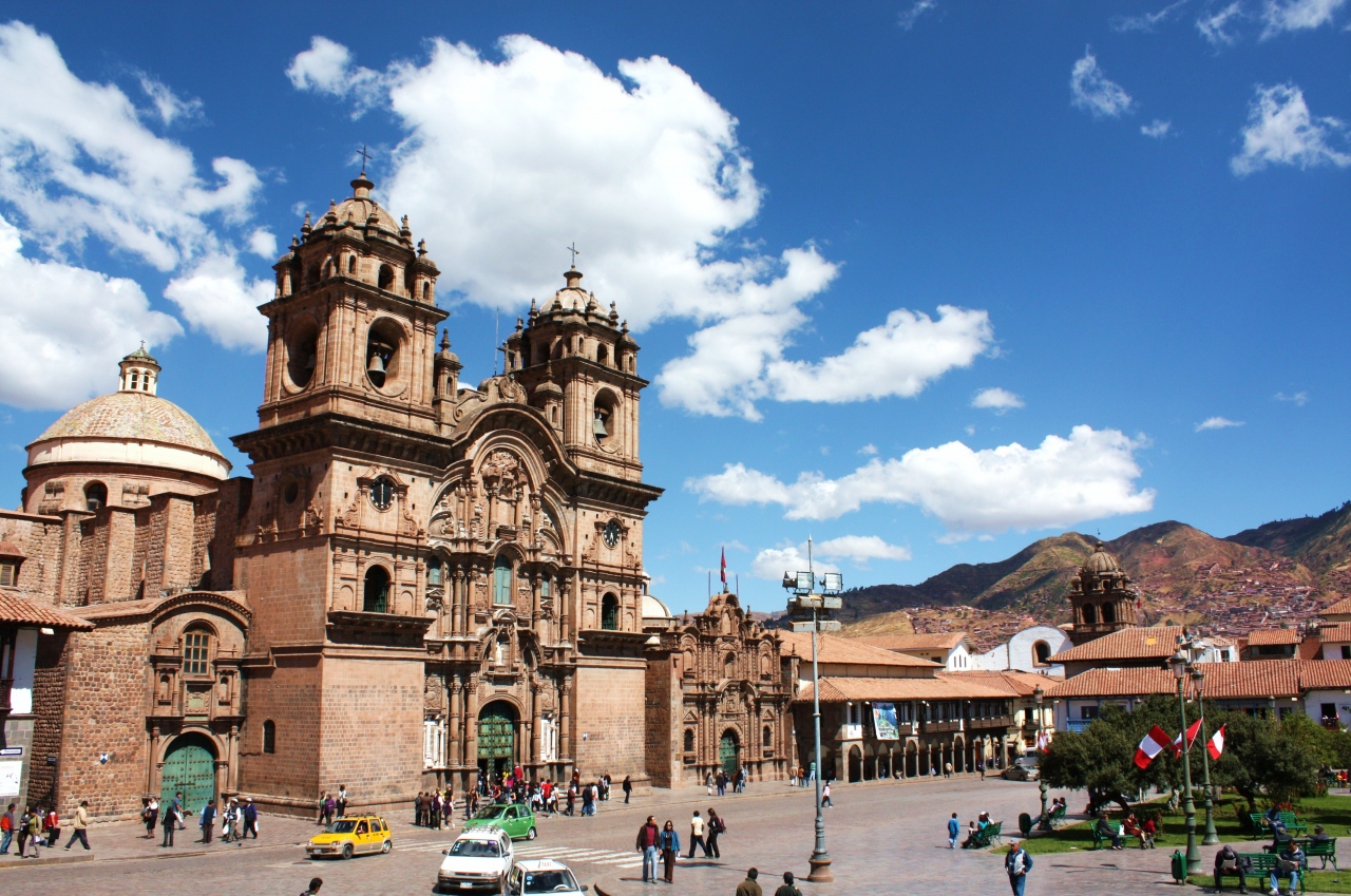 ペルー紀行 ３ クスコの青い空の下で インカの石組みとコロニアルなアルマス広場 クスコ ペルー の旅行記 ブログ By エンリケさん フォートラベル