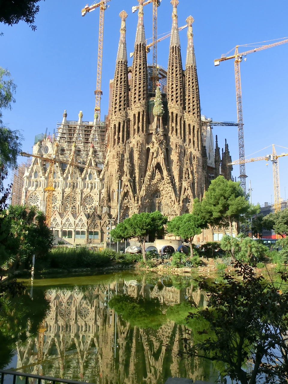暑 っ 真夏のスペイン旅行 ７日目 バルセロナ市内観光 ついに見た サグラダ ファミリア バルセロナ スペイン の旅行記 ブログ By ニッキーさん フォートラベル
