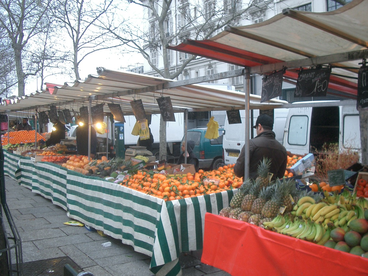 バスティーユの朝市 日曜版は食品中心 生牡蠣もその場で食べれる パリ フランス の旅行記 ブログ By Nomonomoさん フォートラベル