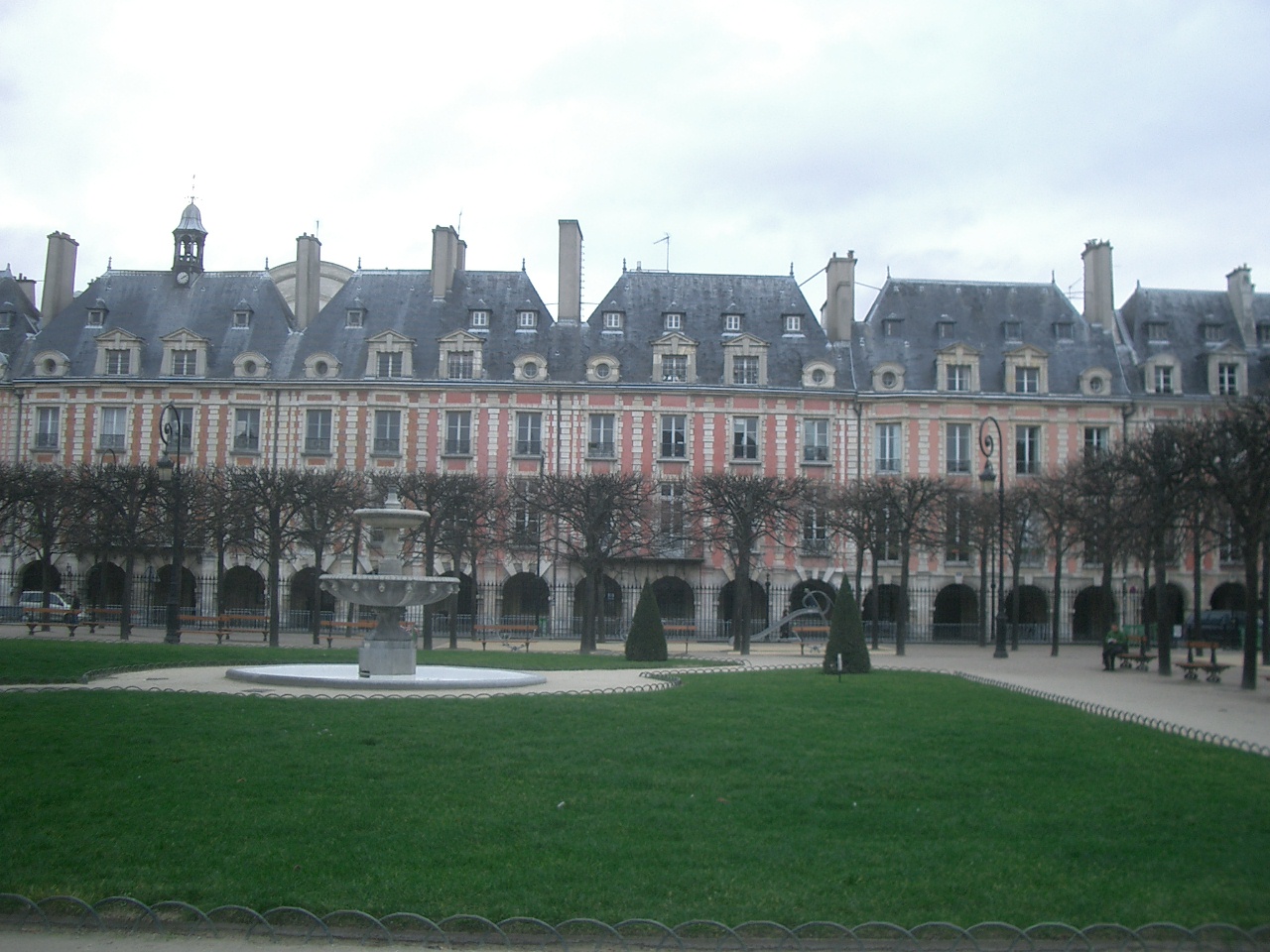 ヴォージュ広場pl Des Vosges で王様の生活を想像する パリ フランス の旅行記 ブログ By Nomonomoさん フォートラベル ヴォージュ広場pl Des Vosges で王様の生活を想像する パリ フランス の旅行記 ブログ By Nomonomoさん フォートラベル