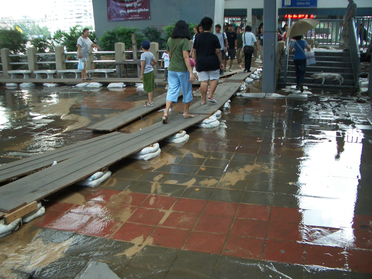 タイ バンコク Bkk 洪水中でも行って来ました チャオプラヤ川は溢れてました 洪水対策は バンコク タイ の旅行記 ブログ By Supermanさん フォートラベル
