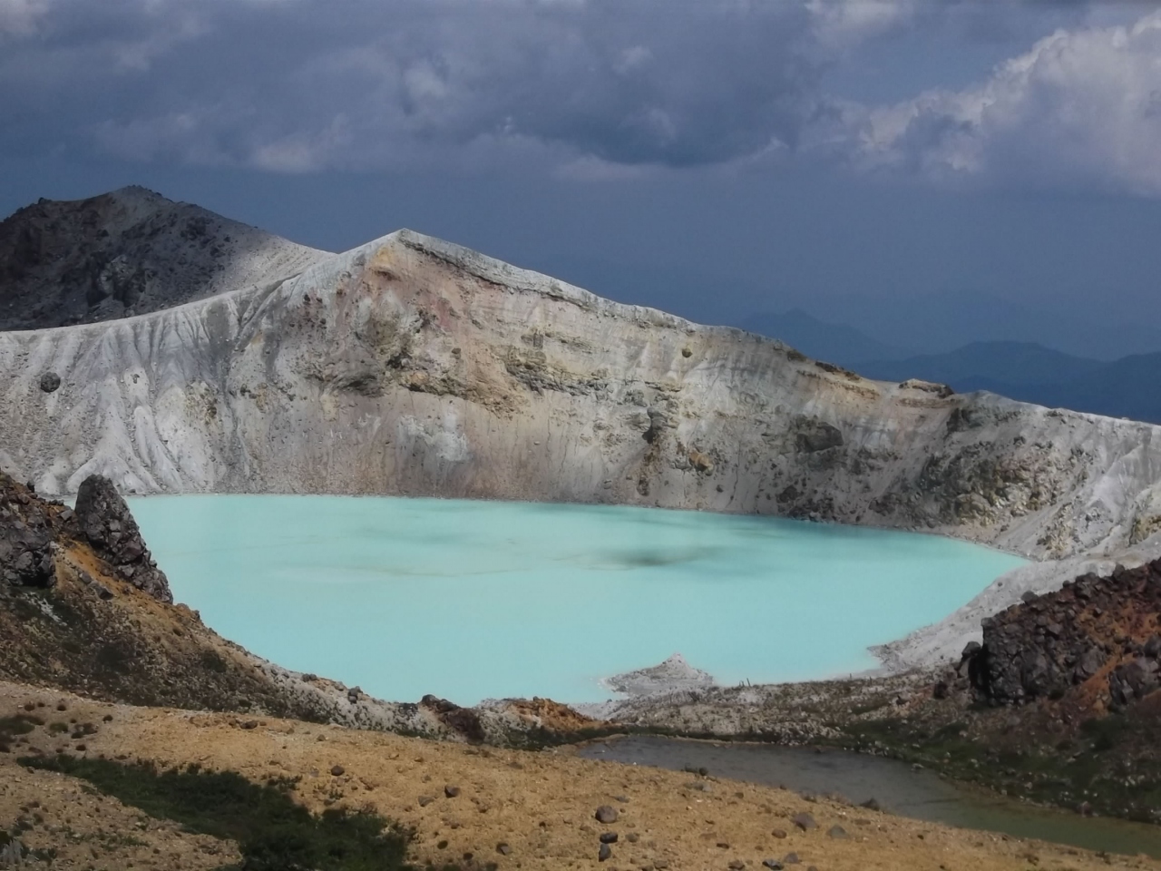 白根山の山頂 ２１６０ｍ に有る 湯釜にin遊び人 万座温泉 群馬県 の旅行記 ブログ By 阿蘇美忍さん フォートラベル