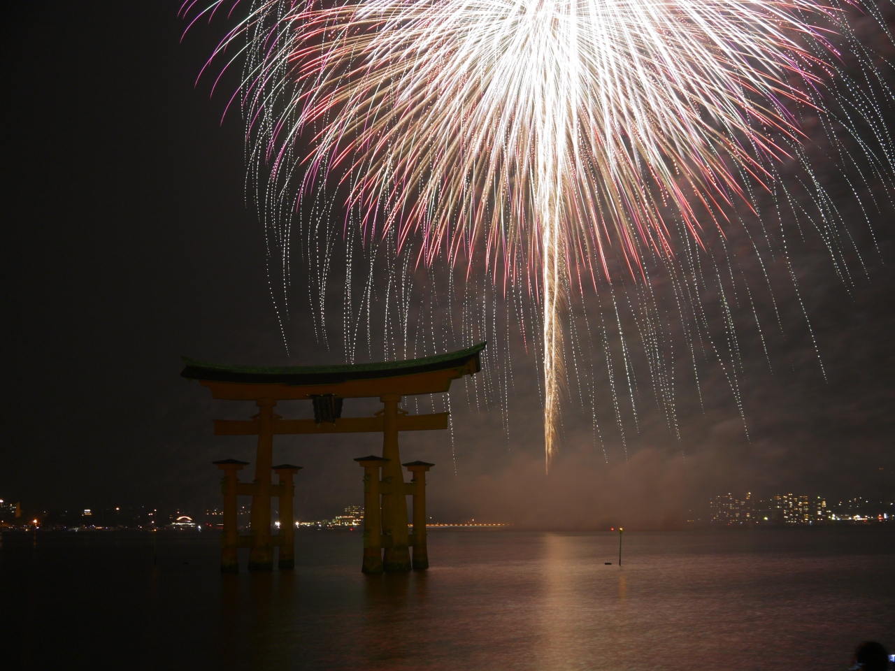 安芸の宮島 水中花火大会 2012 宮島 厳島神社 広島県 の旅行記 ブログ By よよちゃんさん フォートラベル 安芸の宮島 水中花火大会 2012 宮島 厳島神社 広島県 の旅行記 ブログ By よよちゃんさん フォートラベル
