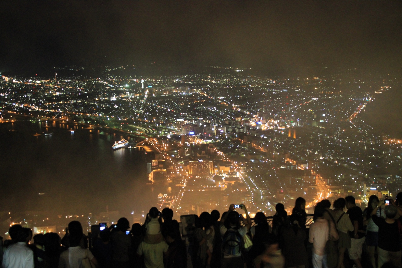 甥っ子姪っ子と猛暑の函館 札幌物語第２日目 2 函館山の夜景 ロープウェイは待たずにすんだけど 予想通り大混雑だった展望台 函館 北海道 の旅行記 ブログ By まみさん フォートラベル