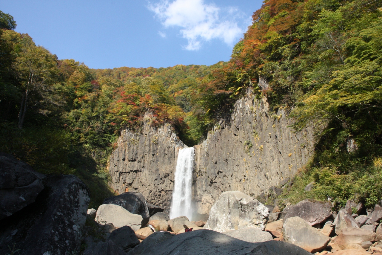 日本の滝100選 紅葉の 苗名滝 妙高 池の平 新潟県 の旅行記 ブログ By いぬちゃんさん フォートラベル