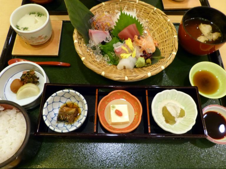 ０３ 秋の紀伊半島３泊旅行 南紀串本ロイヤルホテル 日本料理 熊野灘の夕食 串本 古座川 和歌山県 の旅行記 ブログ By ミシマさん フォートラベル