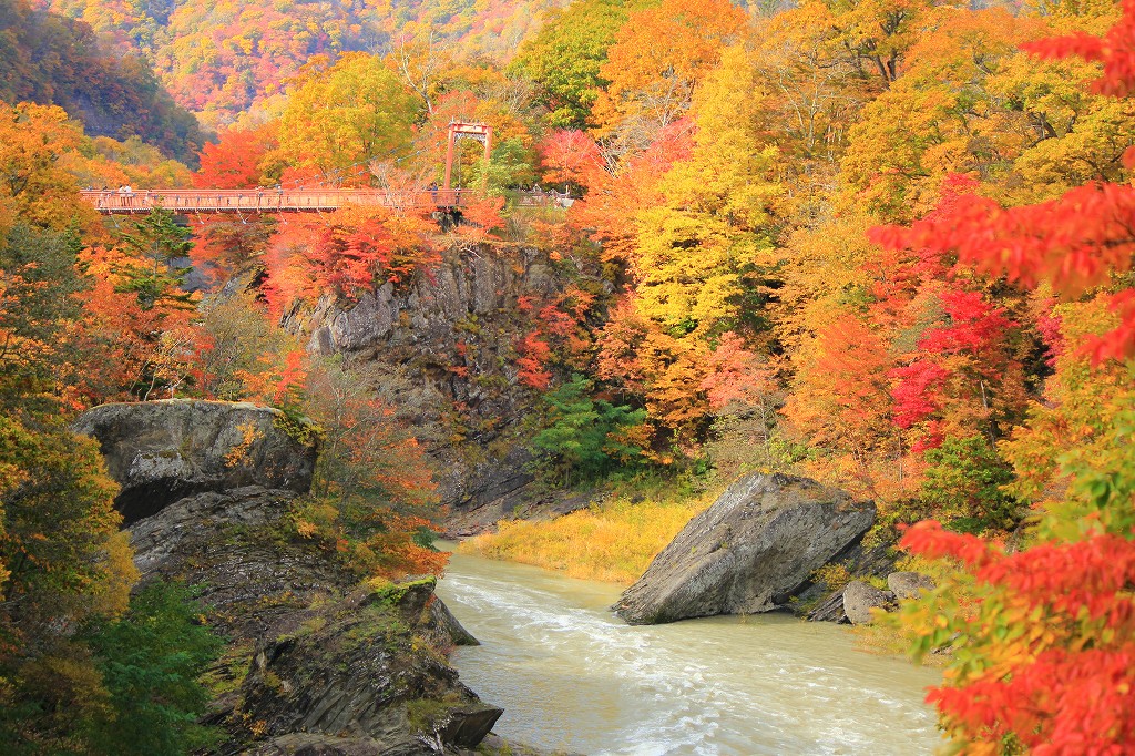 紅葉を探して夕張へ 滝上は今年も見事にジャストmeetsシューパロ湖から桂沢ダムへ 北海道の旅行記 ブログ By こざくらさん フォートラベル