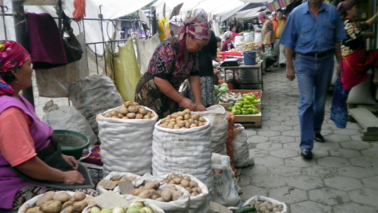 ユーラシア 西へ３６ オシュ 中央バザール で 両替サギ オシュ キルギス の旅行記 ブログ By アリヤンさん フォートラベル