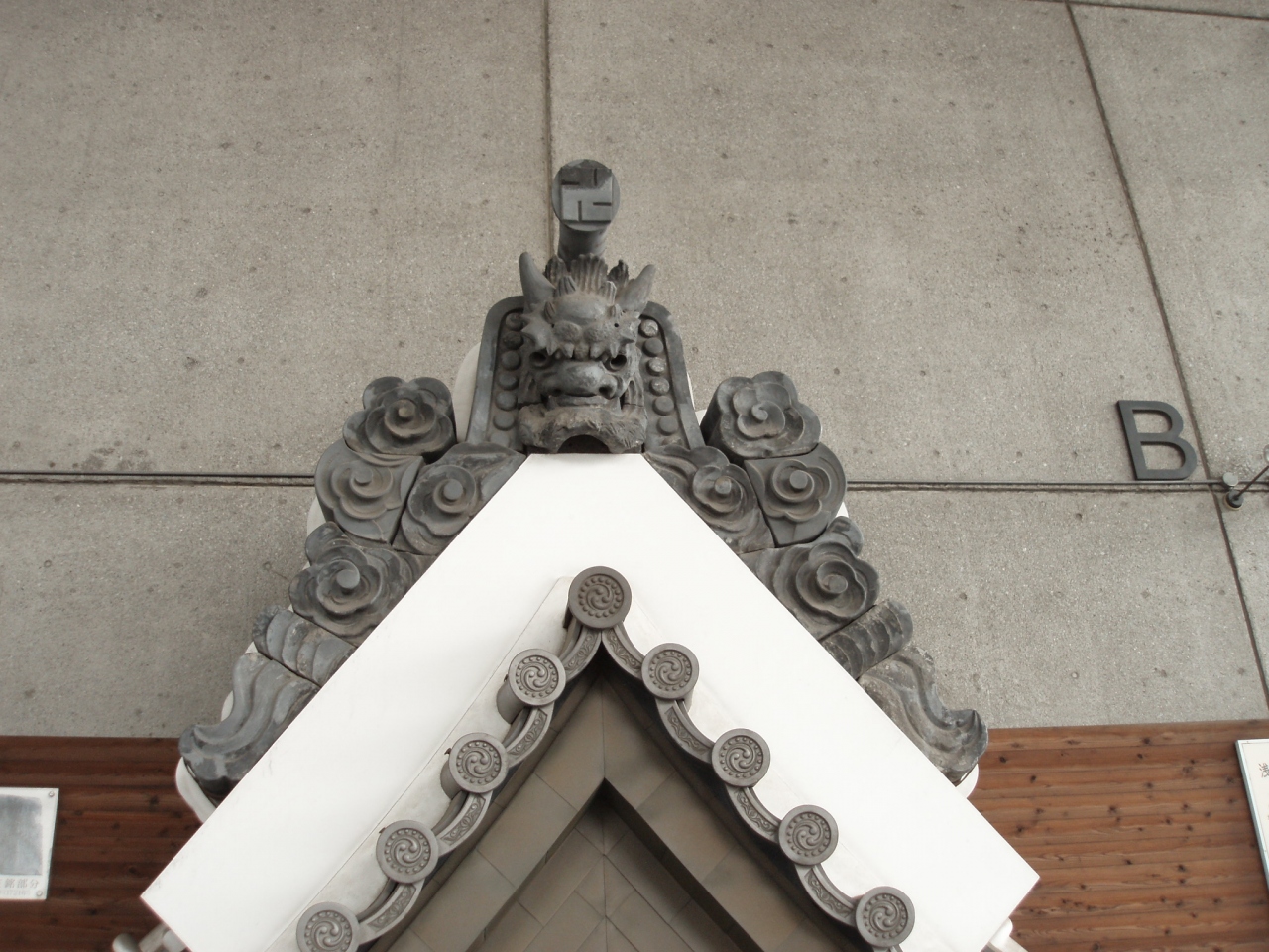 鬼瓦が集い 赤鬼が睨みを利かす浅草寺かな 浅草寺が好き の巻 浅草 東京 の旅行記 ブログ By 一歩人さん フォートラベル