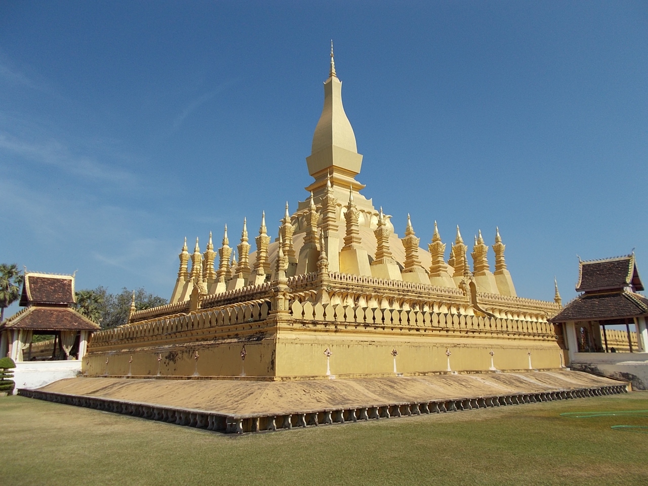 メコン川のほとりに素朴な仏教徒が暮らすラオスへの旅 その3 ビエンチャン市内観光(タート・ルアン、パトゥーサイ、ワット・ホーパケオ、ワット・シーサケーオ、タラート・サオ)