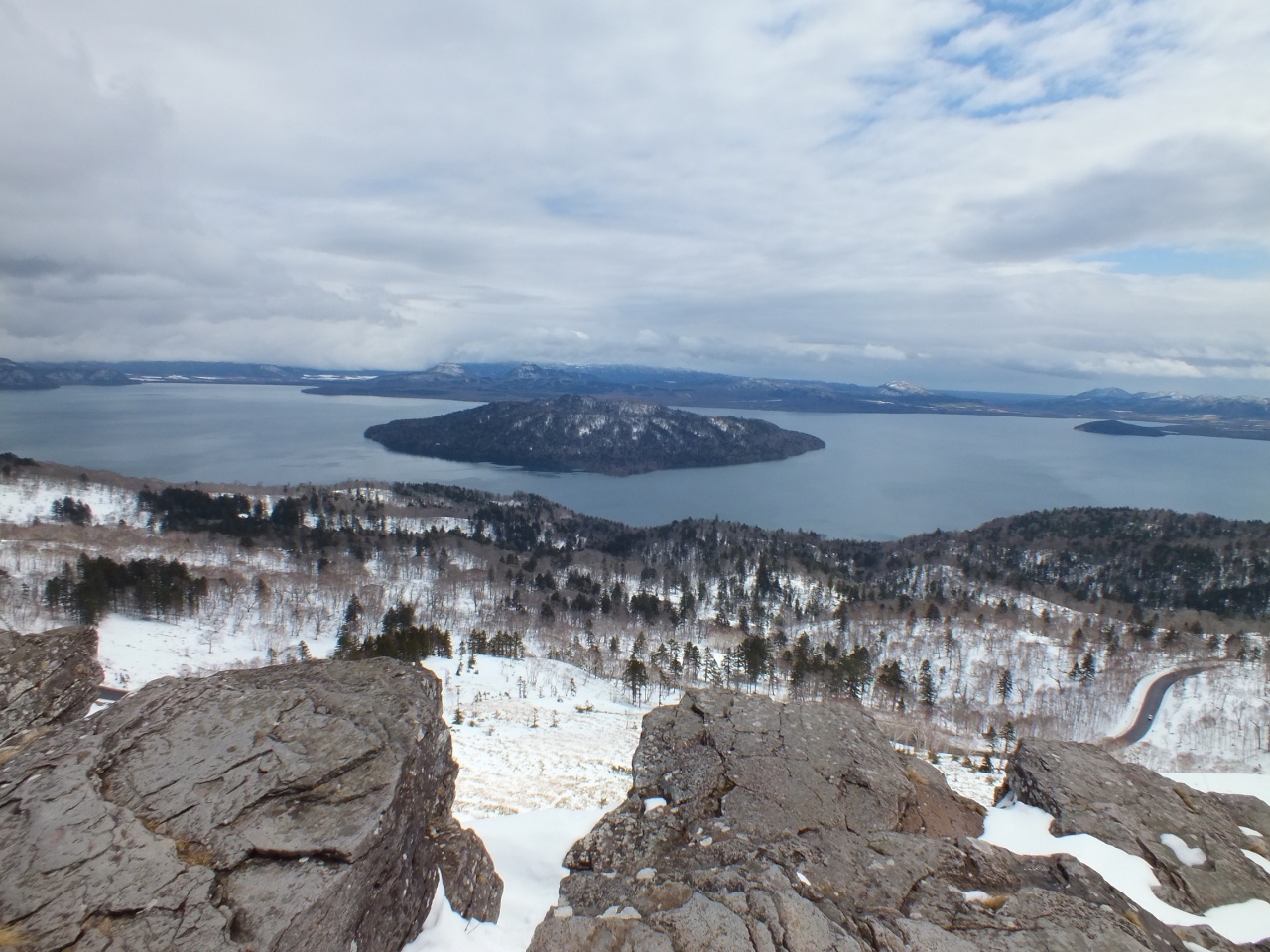 ３ 雪残る 絶景の道東周遊の旅 美幌峠からの屈斜路湖 霧の摩周湖へ 屈斜路 北海道 の旅行記 ブログ By まひなさん フォートラベル