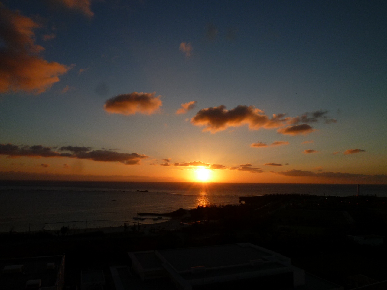 台風だったけど出会えた 青い海と美しい夕日 In 沖縄 那覇編 那覇 沖縄県 の旅行記 ブログ By Poohfeeさん フォートラベル