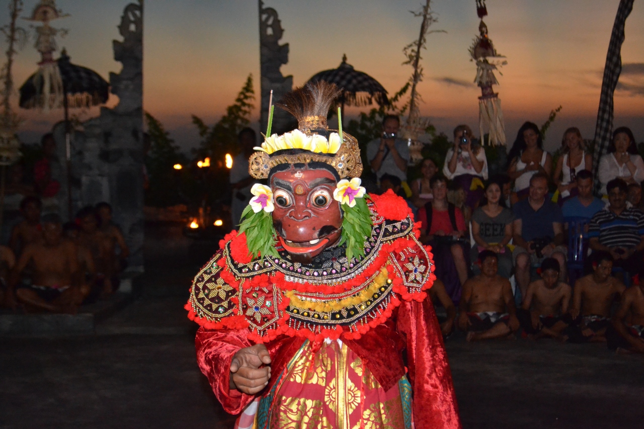 ウルワツ寺院でのケチャダンス バリ親娘旅行 バリ島 インドネシア