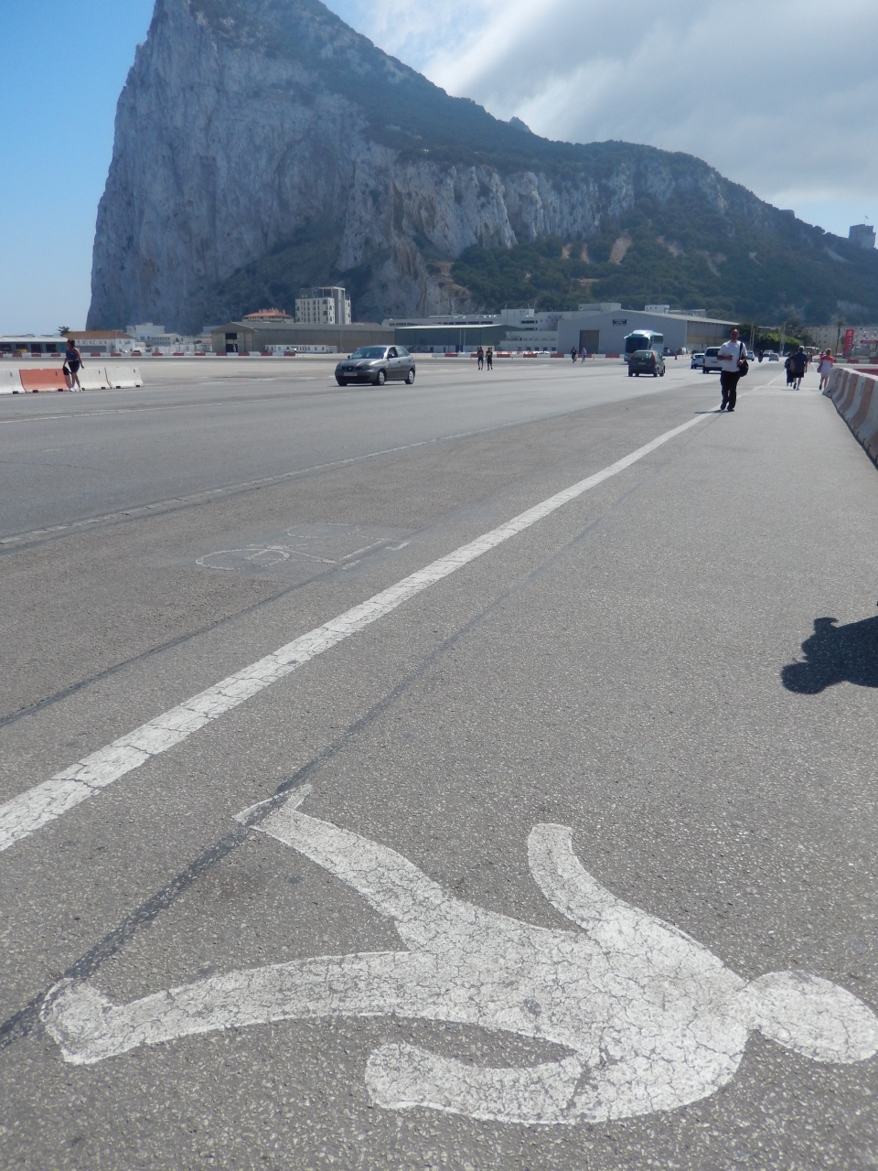 タリファ ジブラルタル 国境を歩いて イギリス領へ ジブラルタル ジブラルタル の旅行記 ブログ By 豚のしっぽさん フォートラベル