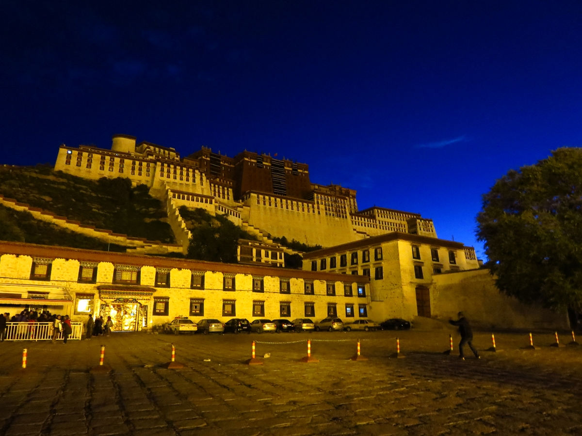 7days In Tibet06 ラサ チケット入手困難 早朝ポタラ宮に並ぶ ラサのポタラ宮の歴史的遺跡群周辺 中国 の旅行記 ブログ By 熱帯魚さん フォートラベル