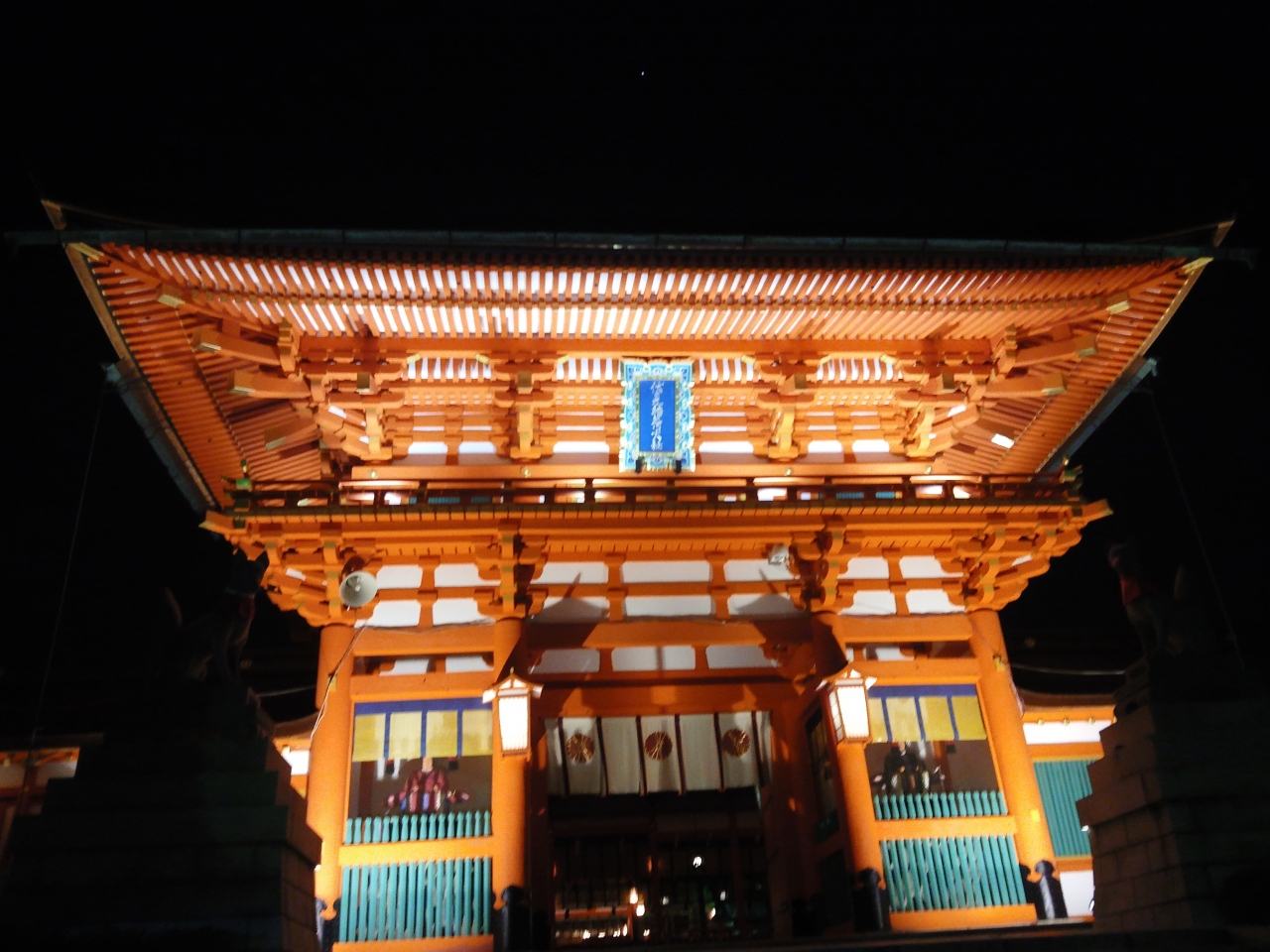 夜は神秘的な伏見稲荷大社 キツネもお出迎え 京都 伏見稲荷大社 伏見 京都 の旅行記 ブログ By ねこにゃんさん フォートラベル