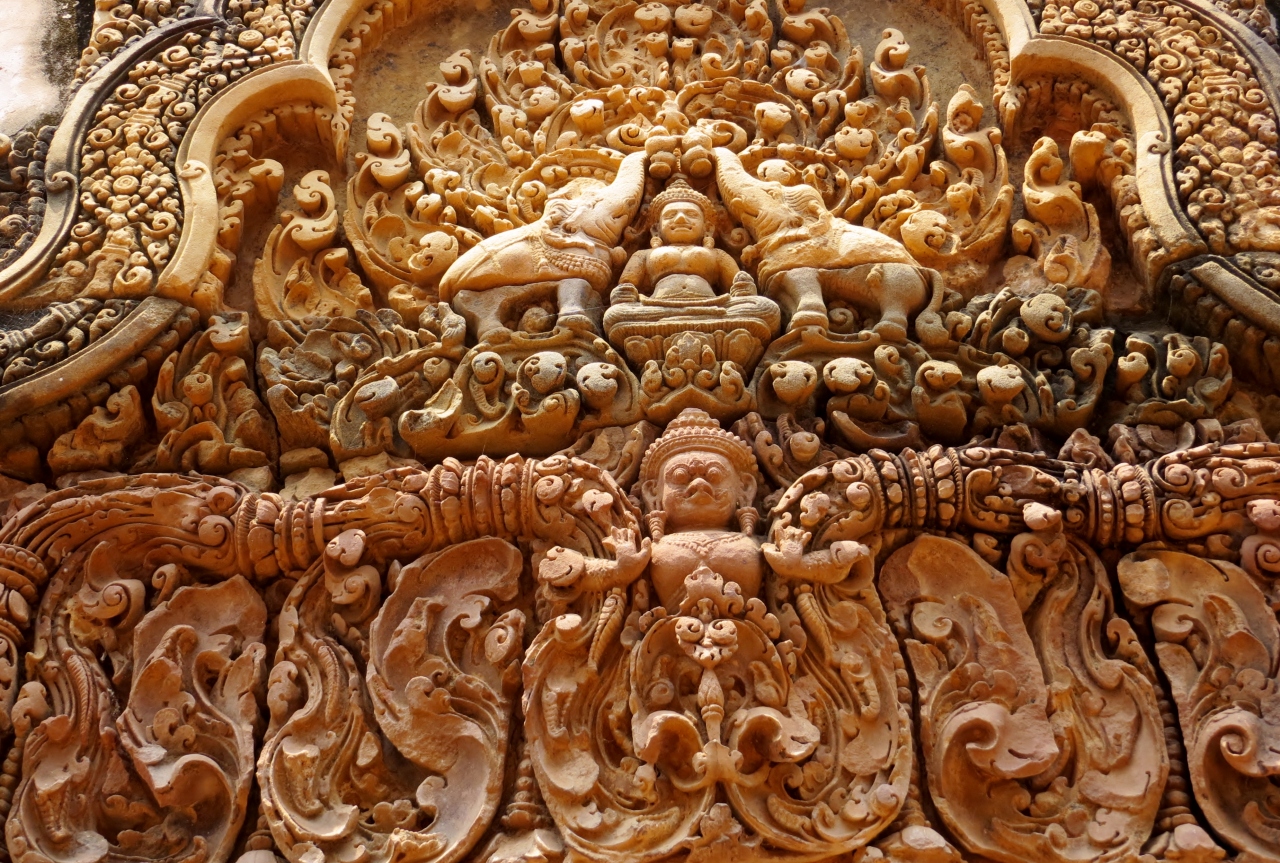 2014春、カンボジア旅行記2(38)：3月22日(9)：シェムリアップ、バンテアイ・スレイ遺跡へ、東門、赤色砂岩のレリーフ像、連子窓、睡蓮池