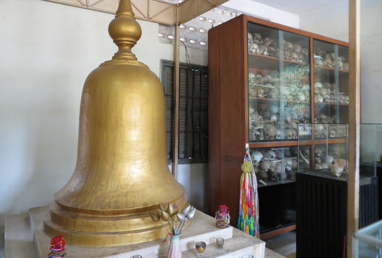 14春 カンボジア旅行記2 45 補遺1 トゥールスレン博物館2 水責め拷問の壺 過酷な独房 強制収容所の証言絵画 プノンペン カンボジア の旅行記 ブログ By 旅人のくまさんさん フォートラベル 14春 カンボジア旅行記2 45 補遺1 トゥールスレン博物館2 水責め拷問の壺 過酷な独房 強制収容所の証言絵画 プノンペン カンボジア の旅行記 ブログ By 旅人のくまさんさん フォートラベル