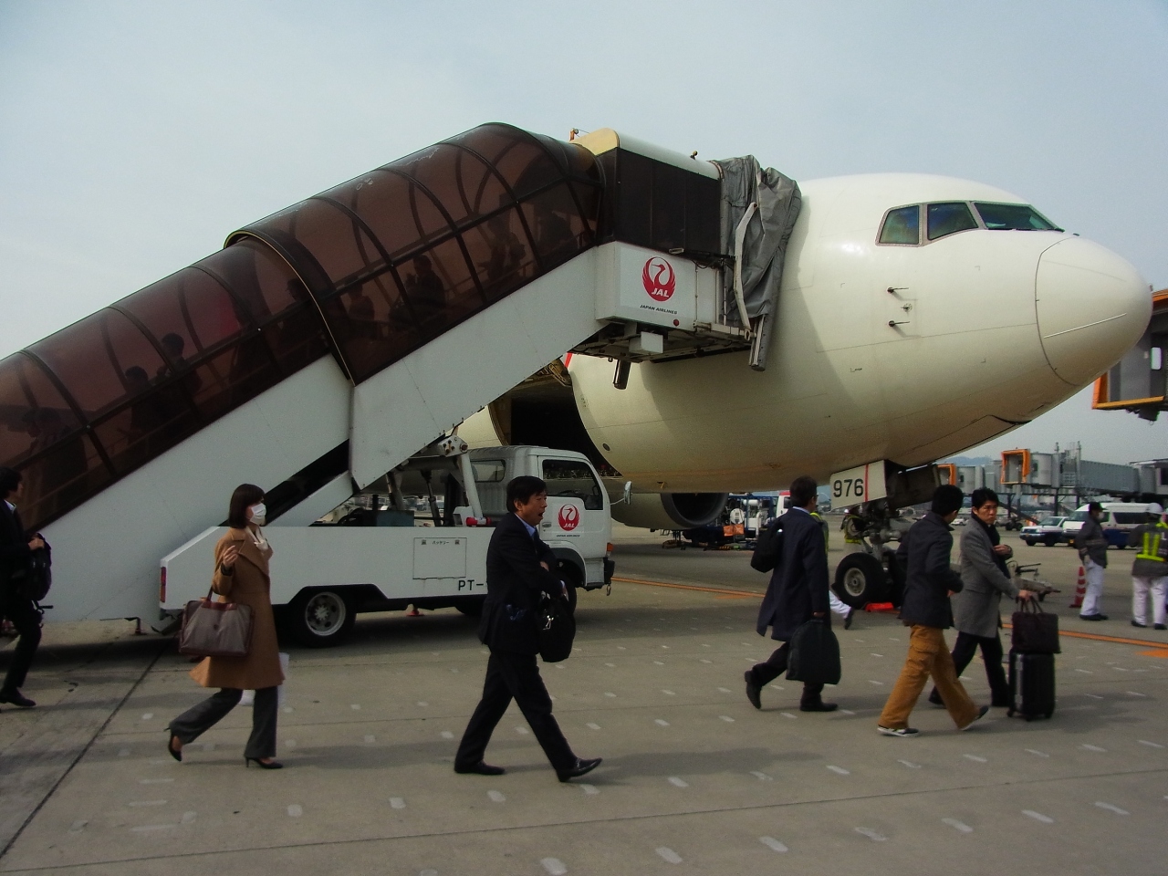 飛行機は 基本的に左前の出口から乗降しますが この日は右側のタラップから降りました 伊丹空港 豊中 大阪 の旅行記 ブログ By 仕事旅さん フォートラベル