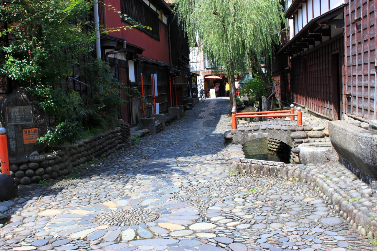 青春18切符一人旅 郡上八幡 8万個の玉石が敷きつめられた やなか水のこみち 郡上八幡 岐阜県 の旅行記 ブログ By Rupannさん フォートラベル