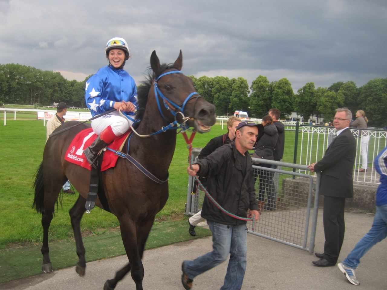 14 ミュンヘン競馬場で半日まったりとレースを楽しみました ミュンヘン ドイツ の旅行記 ブログ By しどにぃさん フォートラベル