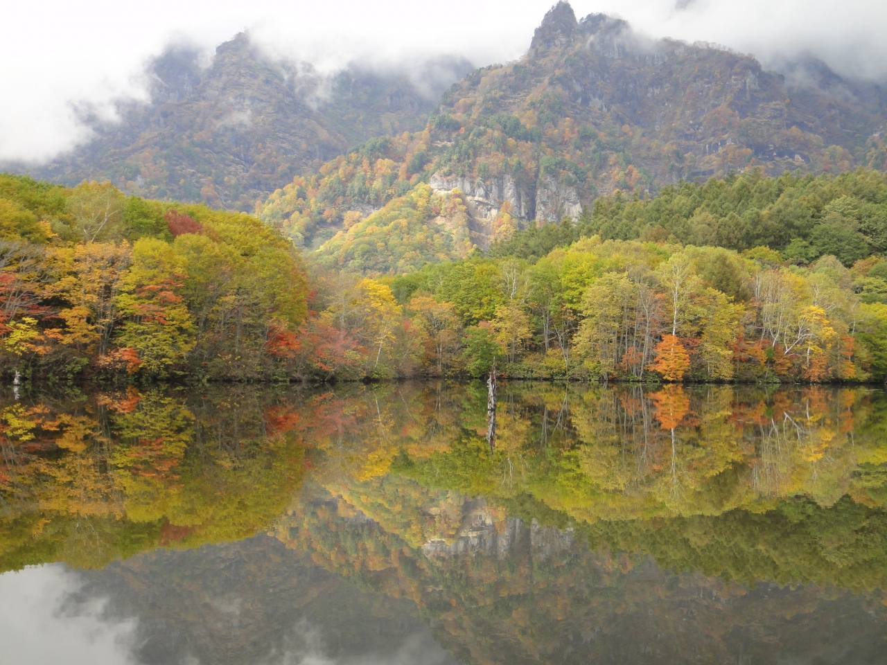 戸隠高原にある最高の紅葉スポット 鏡池 その名の通り 紅葉が水面に写ります 戸隠 鬼無里 長野県 の旅行記 ブログ By ミズ旅撮る人さん フォートラベル