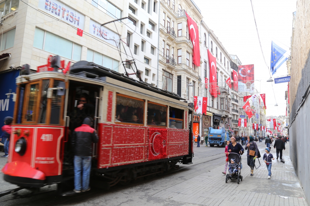 トルコ一人旅 5日目 国旗に溢れる記念日の新市街 イスタンブール トルコ の旅行記 ブログ By ハムの人さん フォートラベル