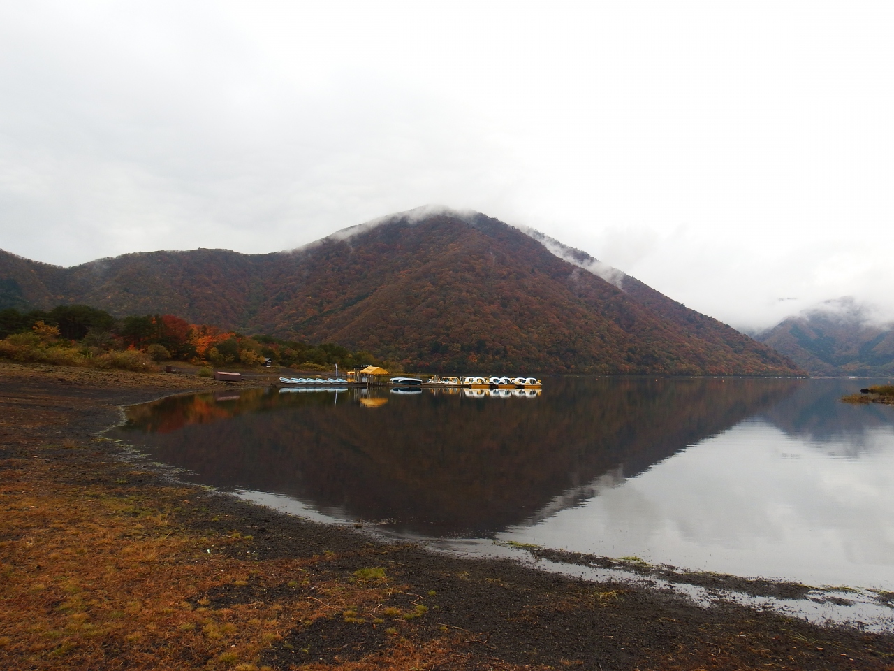 紅葉の本栖湖 富士五湖 山梨県 の旅行記 ブログ By メンデル親父さん フォートラベル
