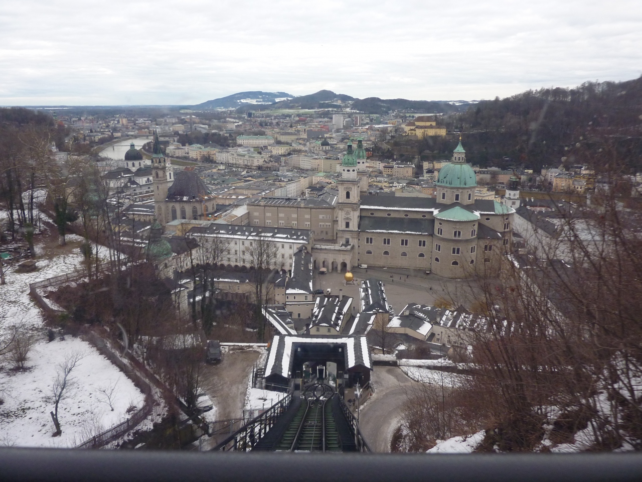 13年早春の旅 3 Anaﾋﾞｼﾞﾈｽｸﾗｽで行く 美しき中世の街並みに出会う中欧の旅 薄っすら雪景色のｻﾞﾙﾂﾌﾞﾙｸの街並み ザルツブルク オーストリア の旅行記 ブログ By クッキーさん フォートラベル