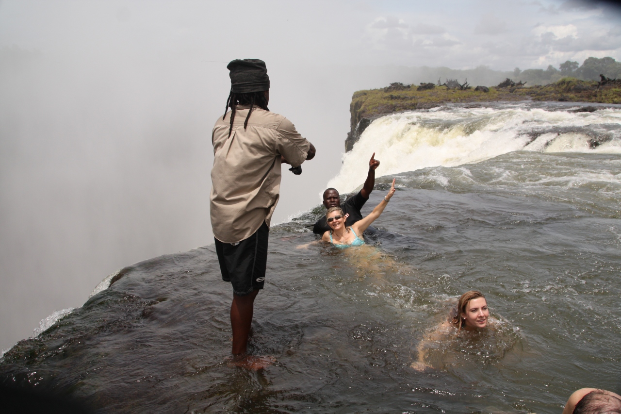 ビクトリアの滝 前編 悪魔のプール に入ってみた ビクトリアの滝周辺 ザンビア の旅行記 ブログ By 旅ゴリラさん フォートラベル ビクトリアの滝 前編 悪魔のプール に入ってみた ビクトリアの滝周辺 ザンビア の旅行記 ブログ By 旅ゴリラさん フォートラベル