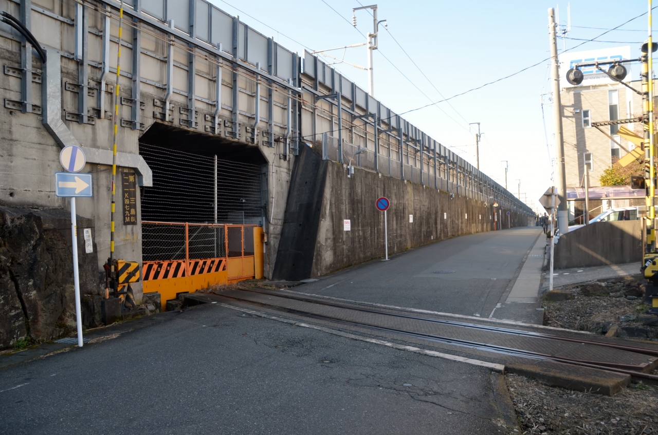 三島駅新幹線のホーム下に見える鉄道線路