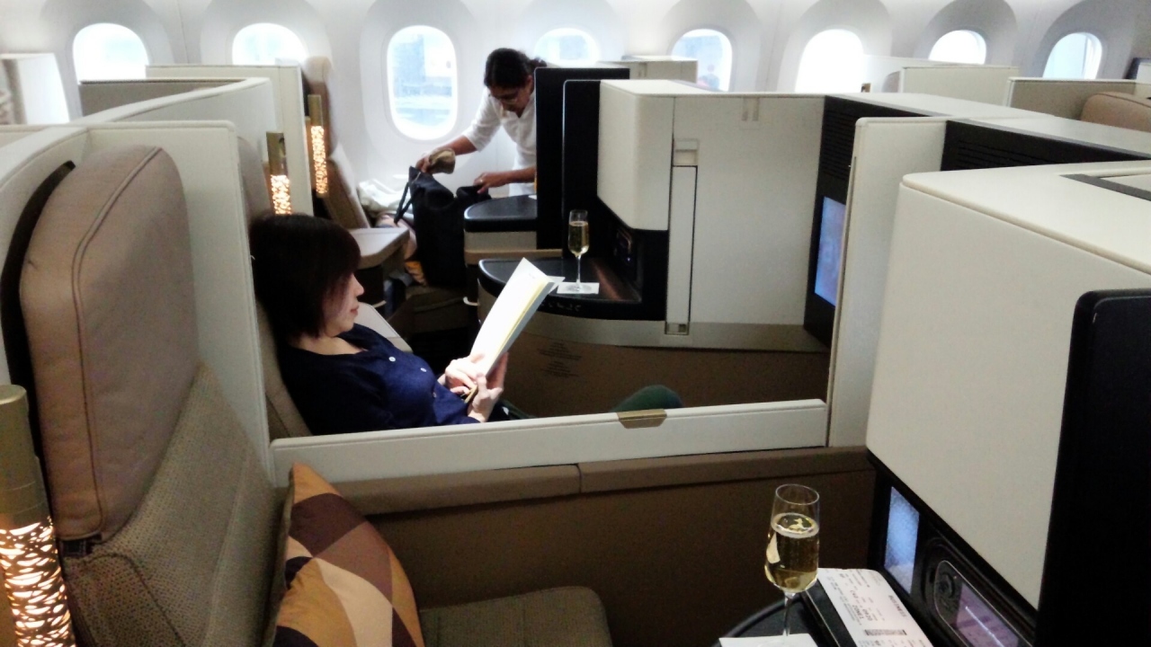 エティハド航空ビジネスクラスでヨーロッパとUAE2015(5)新機材B787にてデュッセルドルフからアブダビへ