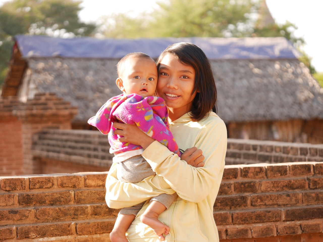 パガンの あるパヤーの蜂団子２ 可愛いパヤー守りの少女と赤ちゃん バガン ミャンマー の旅行記 ブログ By Palさん フォートラベル