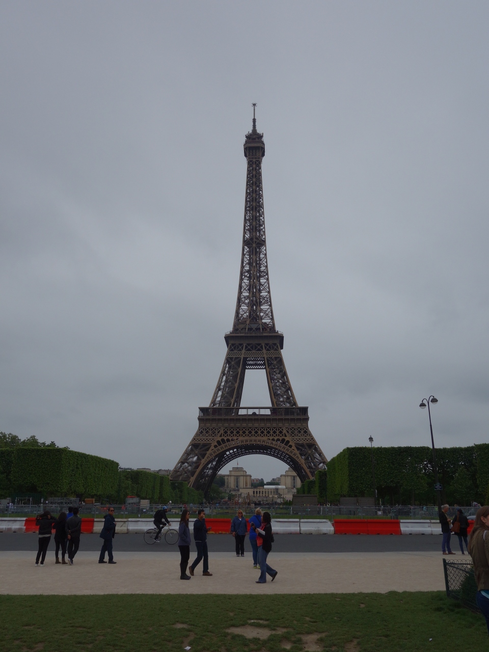 エッフェル塔は,やはり,シャン・ド・マルス公園から見るのがいい,だって,両手でつかめるんだもん。