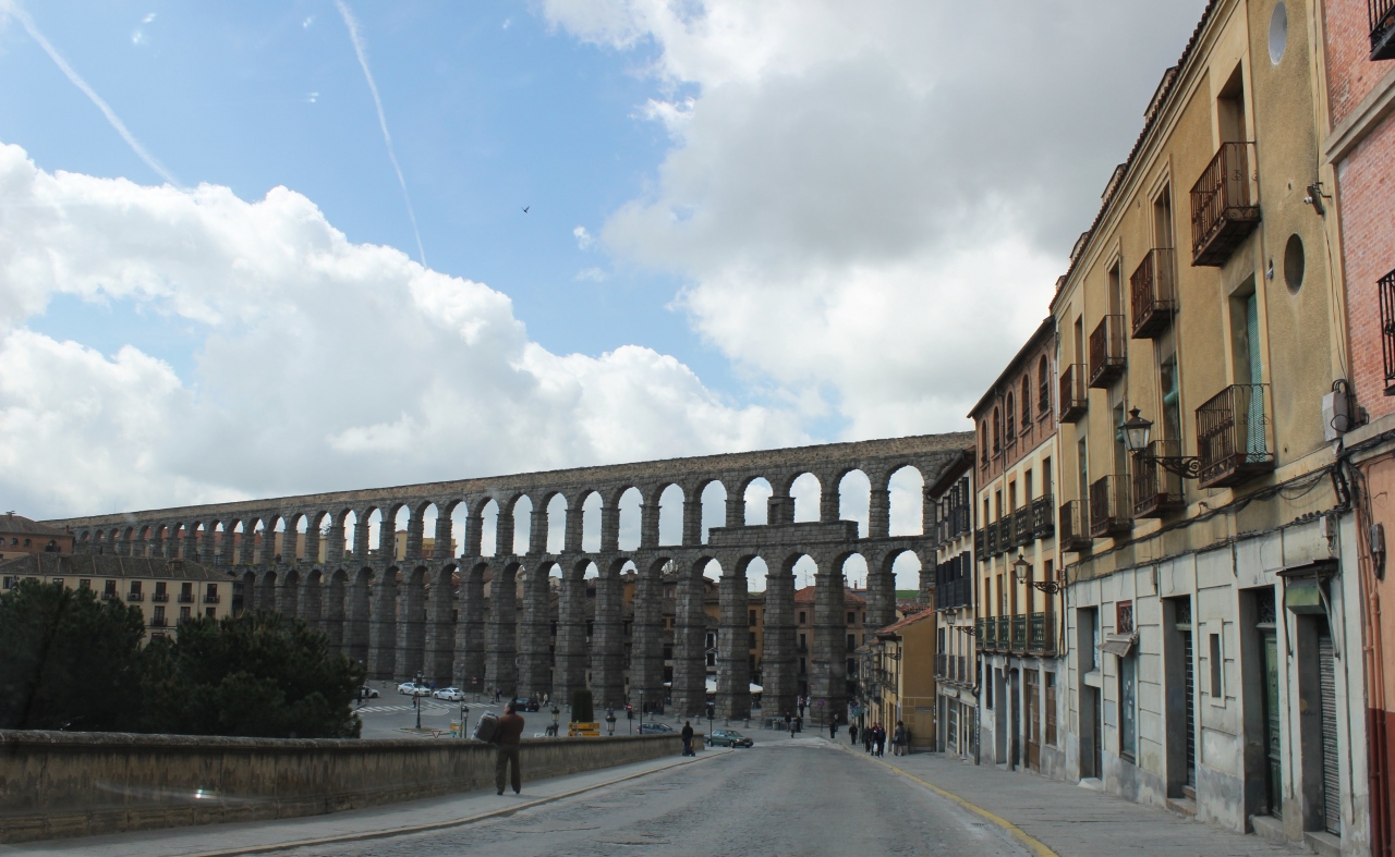 スペイン ドライブ旅行 バルセロナ マドリッド セゴビア 車窓より楽しむスペインの風景とセゴビア水道橋 セゴビア スペイン の旅行記 ブログ By 山と湖さん フォートラベル
