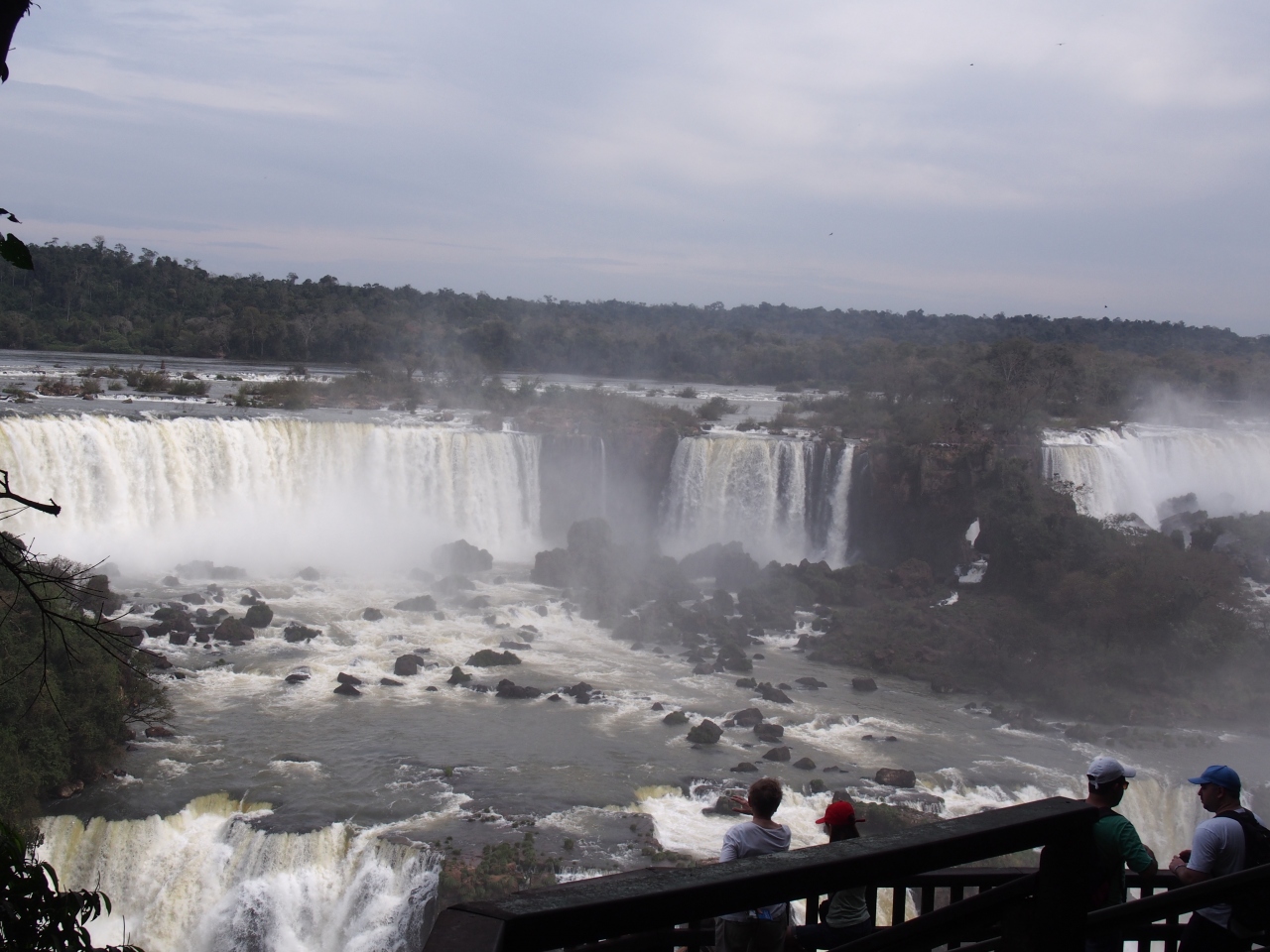 7泊11日ブラジル旅行 イグアスの滝 ダム ボート ブラジル側観光 イグアスの滝周辺 ブラジル の旅行記 ブログ By ちゃろふさん フォートラベル