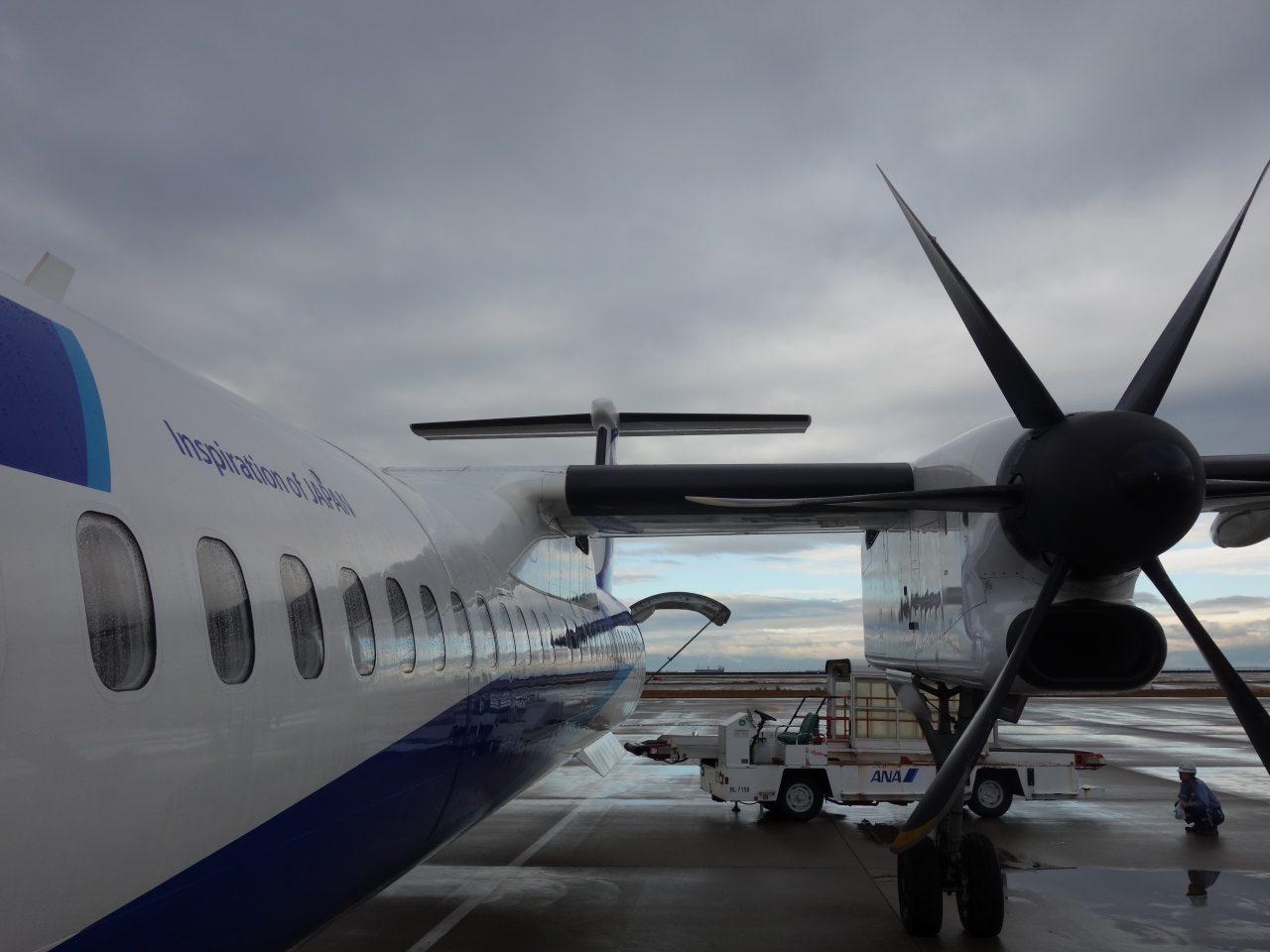 Bombardia Dhc8 Q400 に乗りました 中部ngoから松山myjへのana18便です 常滑 セントレア 中部国際空港 愛知県 の旅行記 ブログ By Nomonomoさん フォートラベル