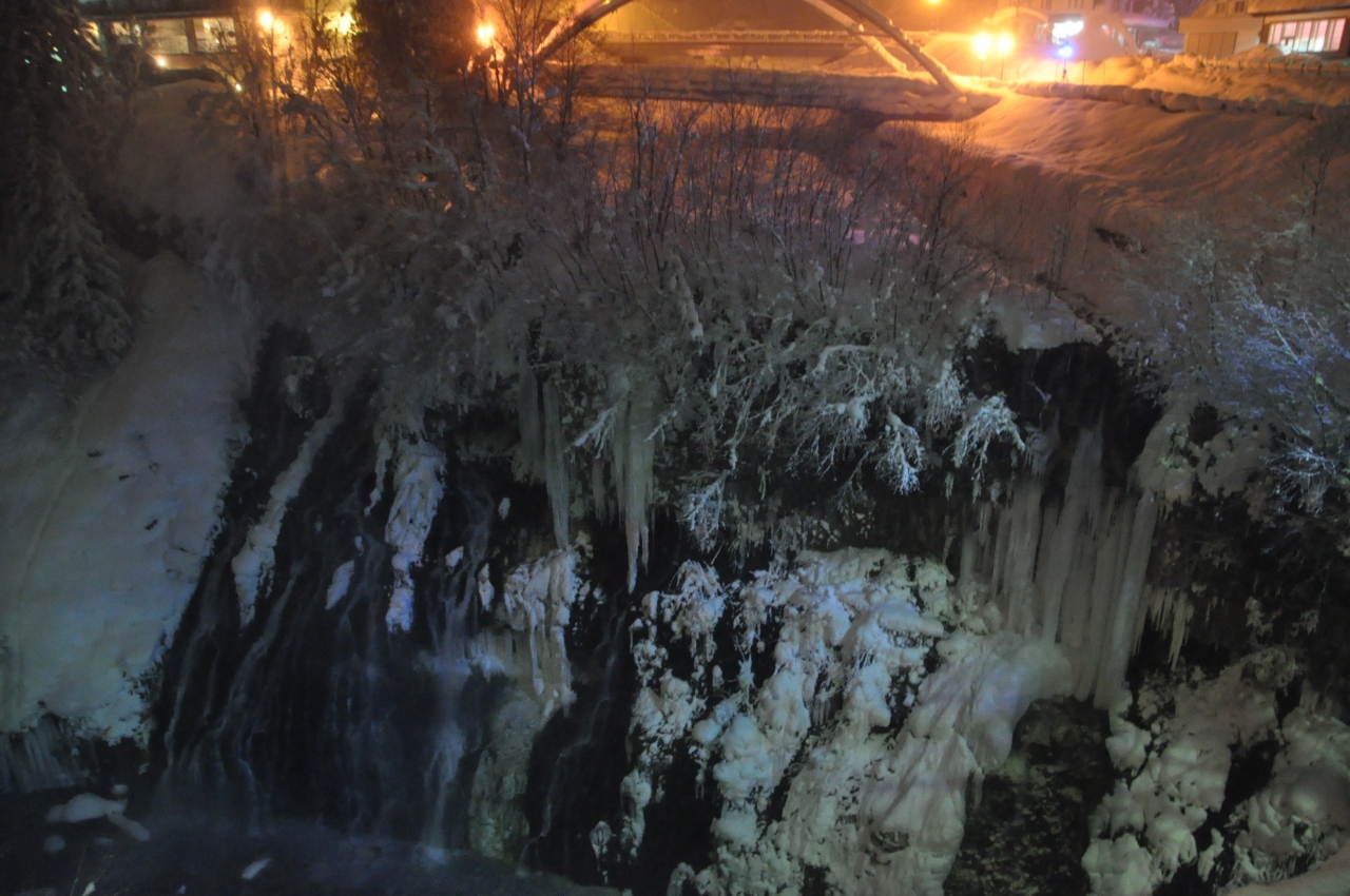 白ひげの滝ライトアップは幻想的 そしてブルーリバーも青かった 美瑛 びえい 北海道 の旅行記 ブログ By Sio爺さん フォートラベル