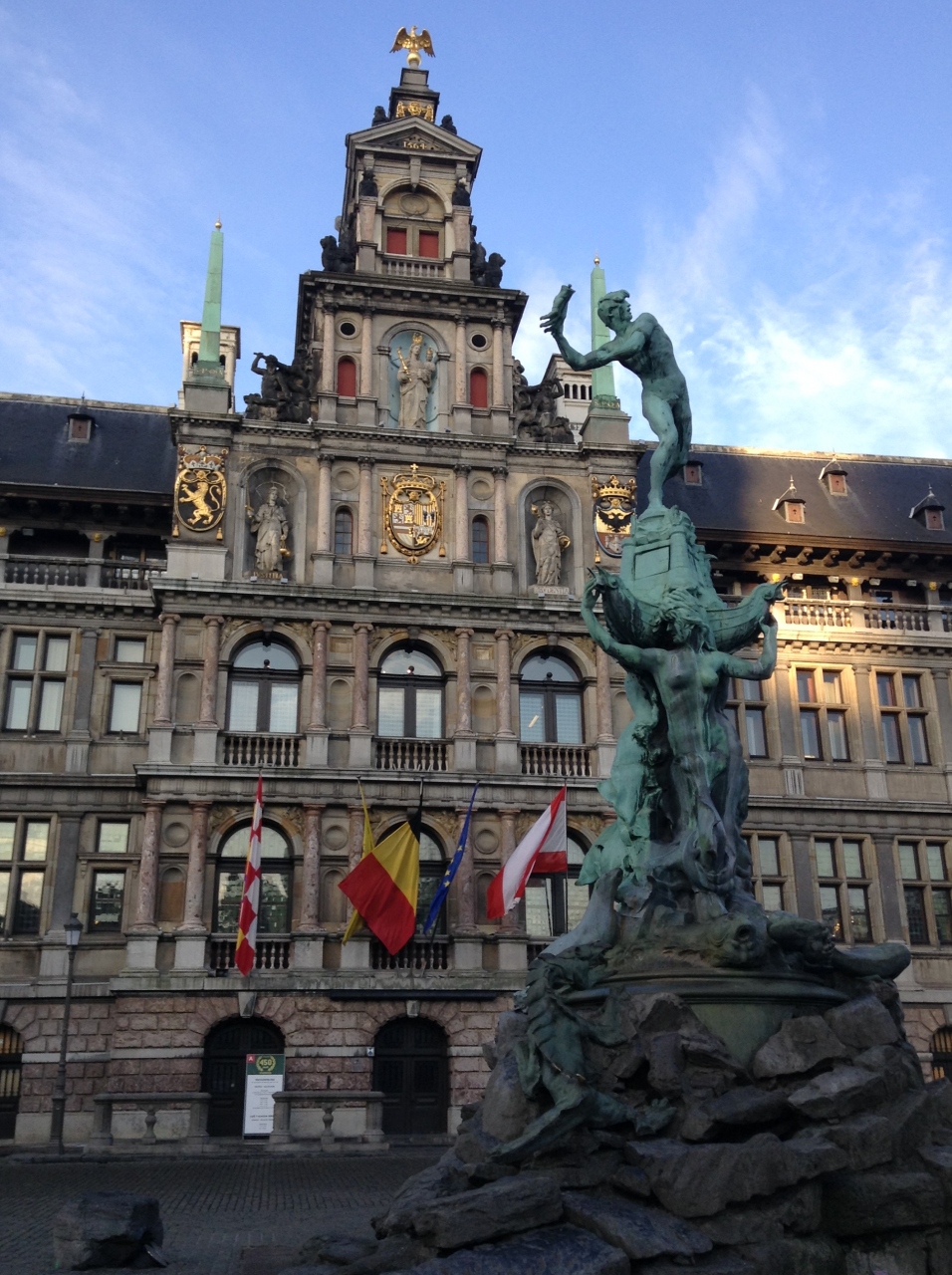 ベルギー オランダ旅行 アントワープ編 ネロが見たかったルーベンスの絵を鑑賞 印象的だったアントワープ伝説の像 アントワープ ベルギー の旅行記 ブログ By Orangeroom4mikaさん フォートラベル