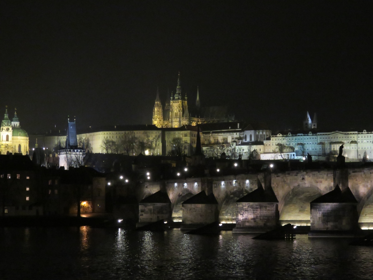チェコとオーストリア７日間 ツアー１人参加 行って来ました その ２日目午後自由行動 プラハ城の夜景とサッカースタジアムめぐり プラハ チェコ の旅行記 ブログ By うんのつきさん フォートラベル