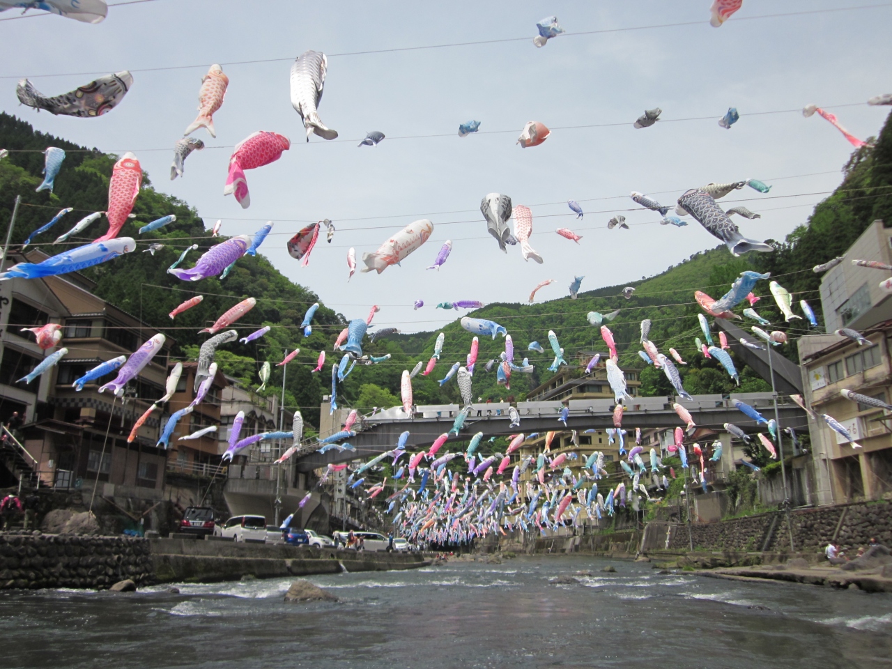 肥後 杖立温泉 昭和の薫りが今も煙る温泉街と鯉のぼり祭り ぶらぶら歩きの旅 １ 黒川温泉 杖立温泉 熊本県 の旅行記 ブログ By 機乗の空論さん フォートラベル