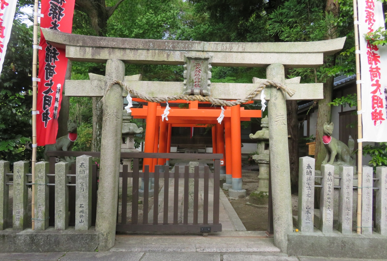 16梅雨 奈良の世界遺産巡り 9 9 6月5日 9 孫太郎稲荷神社 扁額 鳥居 拝殿 白い狐像 保存樹 奈良市 奈良県 の旅行記 ブログ By 旅人のくまさんさん フォートラベル