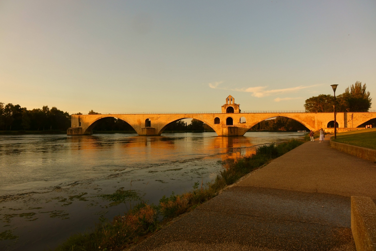 南欧 美の旅 3 アビニヨンの 橋の上では誰も踊っていなかったが 夕陽がキレイだった アヴィニヨン フランス の旅行記 ブログ By Deracineさん フォートラベル