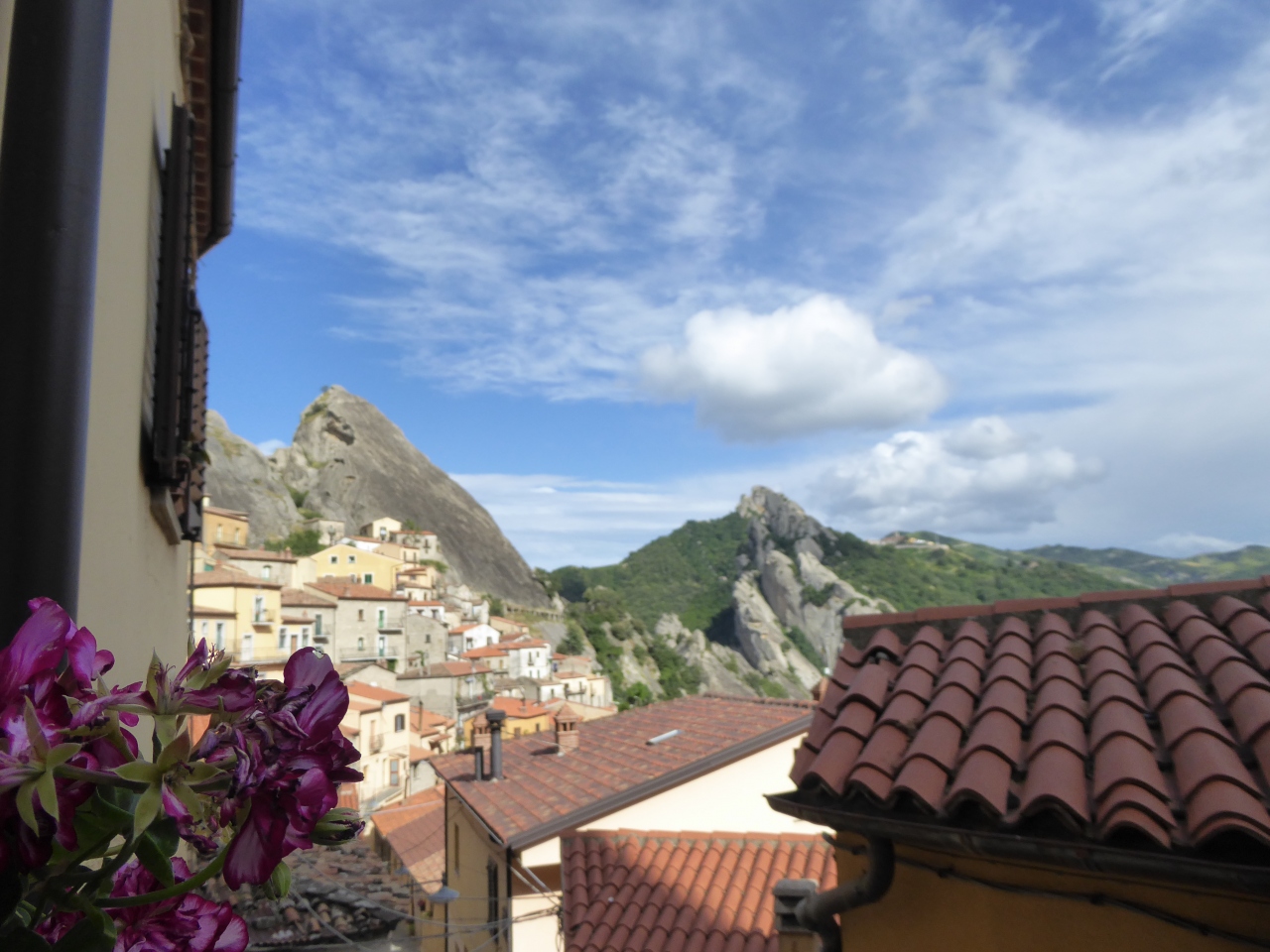 夏の優雅な南イタリア周遊旅行 Vol170 第9日 Castelmezzano 美しき村 カステルメッツァーノ 岩山から村へゆったりと歩く 晴れた美しい景色 カステルメッツァーノ イタリア の旅行記 ブログ By コトルさん フォートラベル