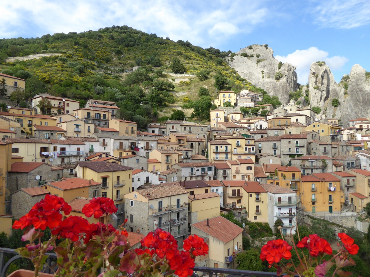 夏の優雅な南イタリア周遊旅行 Vol171 第9日 Castelmezzano 美しき村 カステルメッツァーノ 広場からのパノラマと小さな大聖堂 カステルメッツァーノ イタリア の旅行記 ブログ By コトルさん フォートラベル 夏の優雅な南イタリア周遊旅行 Vol171 第9日 Castelmezzano 美しき村 カステルメッツァーノ 広場からのパノラマと小さな大聖堂 カステルメッツァーノ イタリア の旅行記 ブログ By コトルさん フォートラベル