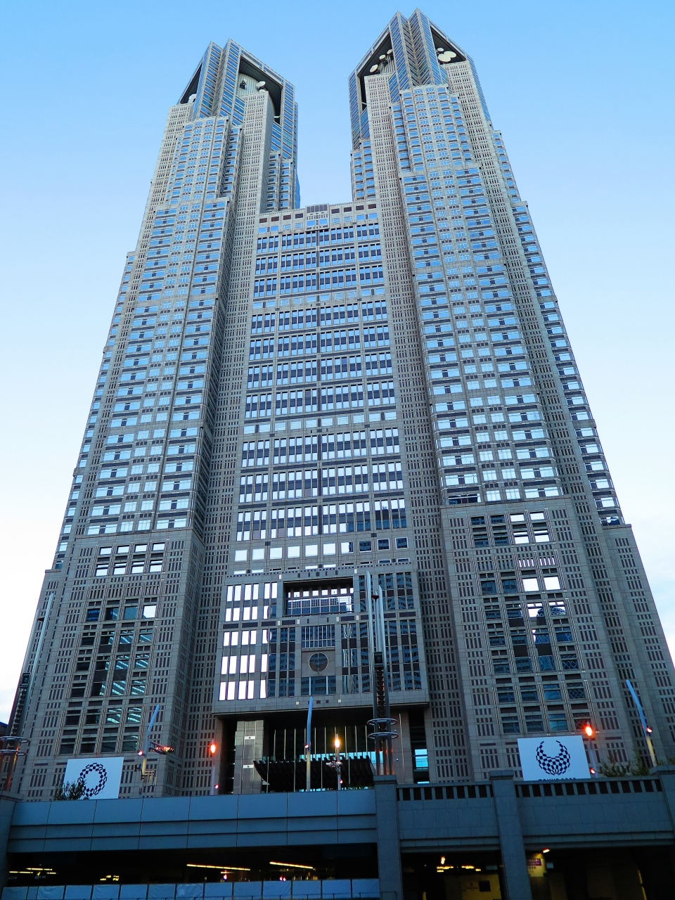 新宿1 3 東京都本庁舎あたり 日の出前歩いて 五輪エンブレムを掲示 新宿 東京 の旅行記 ブログ By マキタン2さん フォートラベル 新宿1 3 東京都本庁舎あたり 日の出前歩いて 五輪エンブレムを掲示 新宿 東京 の旅行記 ブログ By マキタン2さん フォートラベル