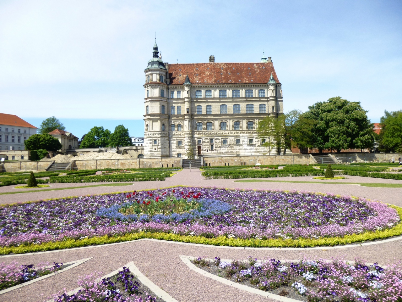 ドイツの春・北方二州を巡る:14エルンスト・バルラハの町ギュストロー訪問