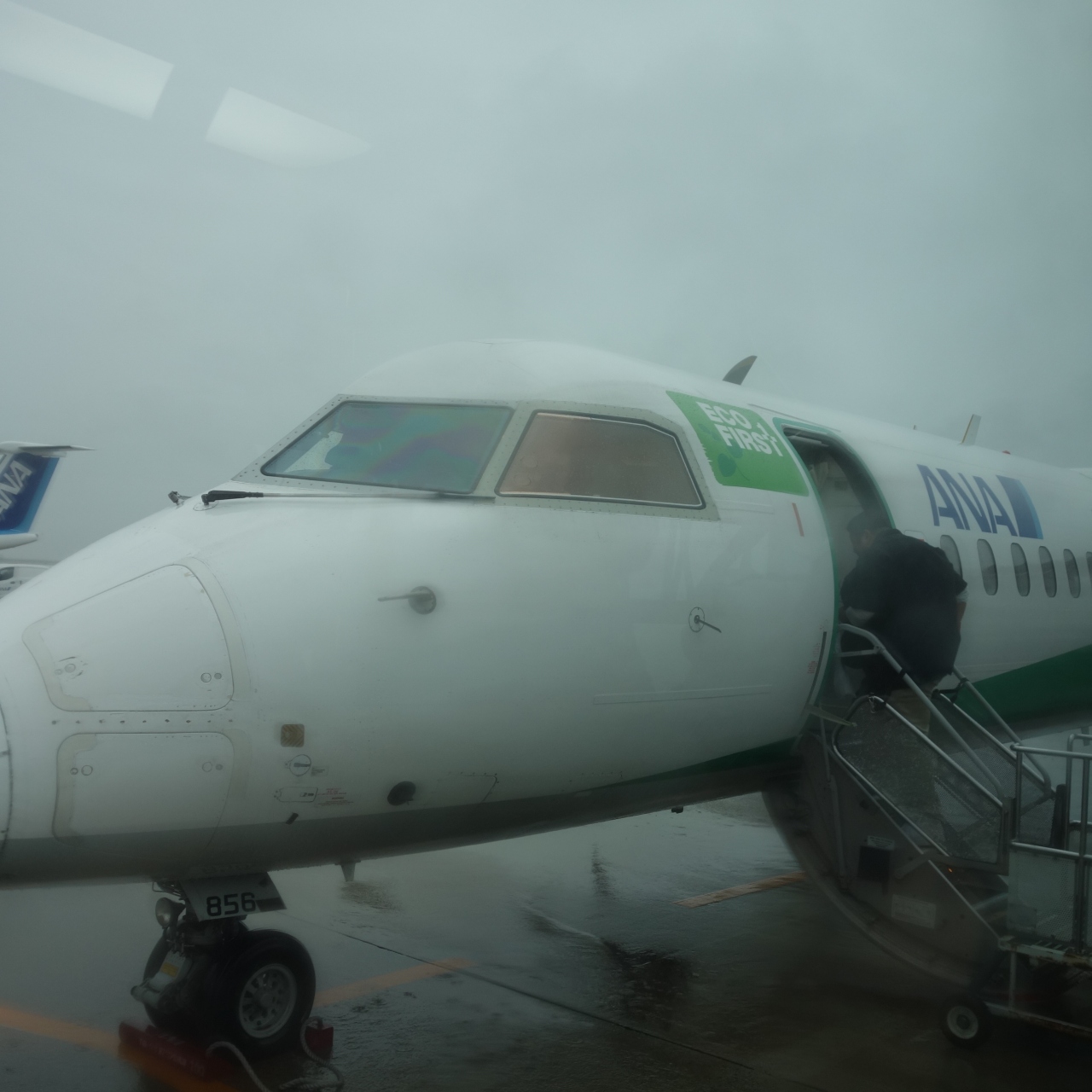 Dhc Q400 に乗りました Ana17便 中部から秋田への便 雨で揺れました 常滑 セントレア 中部国際空港 愛知県 の旅行記 ブログ By Nomonomoさん フォートラベル